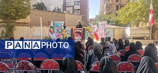 دانش‌آموزان دبیرستان نمونه فضیلت با شوروشوق به استقبال سال تحصیلی جدید رفتند