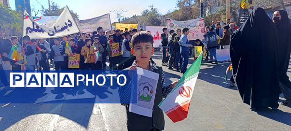 جوشش حماسه در گام های کوچک دانش آموزان امروز سفیران فردا