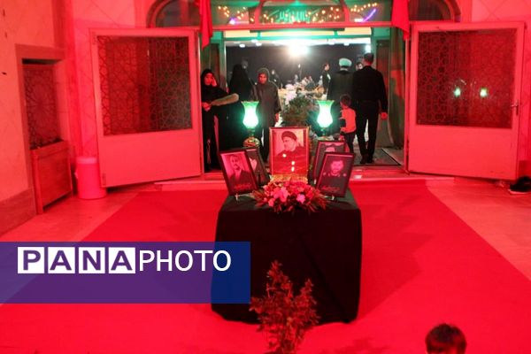 اجتماع «عاشقان بی‌نشان» در کاشان؛ روایت تصویر از شب ادای احترام به شهدا