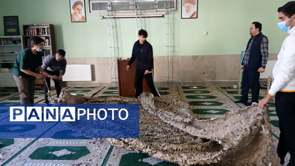 مراحل آماده‌سازی مراسم گرامیداشت شهید رمضانعلی چوبداری در دبیرستان نمونه دولتی معلم ساوجبلاغ 