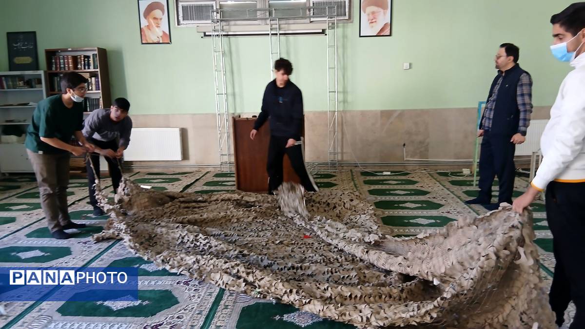 مراحل آماده‌سازی مراسم گرامیداشت شهید رمضانعلی چوبداری در دبیرستان نمونه دولتی معلم ساوجبلاغ 