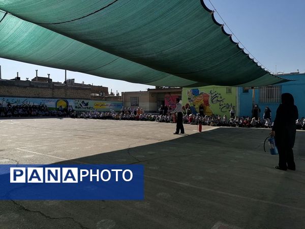 آموزش اطفاء حریق در مدرسه ناهید نخودی