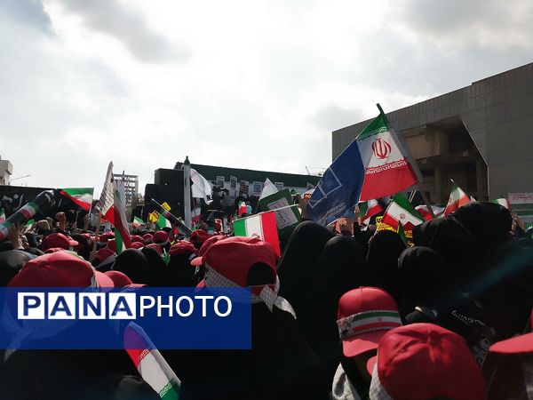 حضور پر شور دانش آموزان  در راهپیمایی ۱۳ آبان 