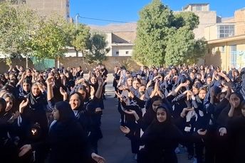 نواختن زنگ ایثار و مقاومت در دبیرستان شهید خسروی 