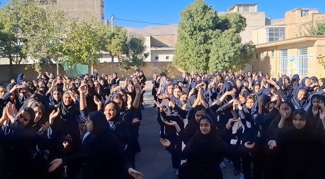 نواختن زنگ ایثار و مقاومت در دبیرستان شهید خسروی 