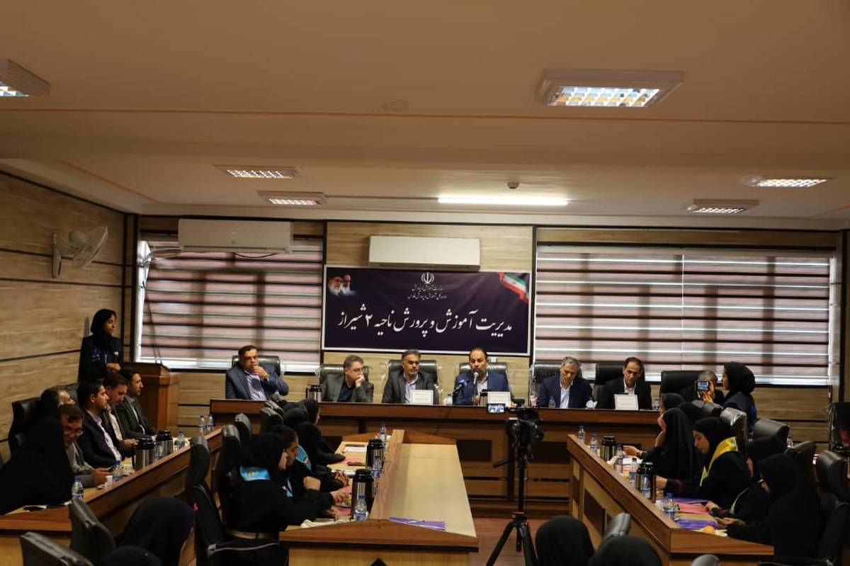 اگر به دانش آموزان عضو تشکل های دانش اموزی میدان بدهیم می توانند بسیاری از مشکلات دانش آموزان را حل و فصل کنند