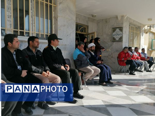 نواختن زنگ زلزله در دبیرستان کوشش شهرستان فاروج 