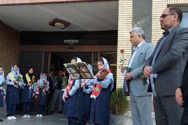 آغاز سال تحصیلی جدید باحضور مسئولان در دبستان فرهنگیان ۲ مشهد