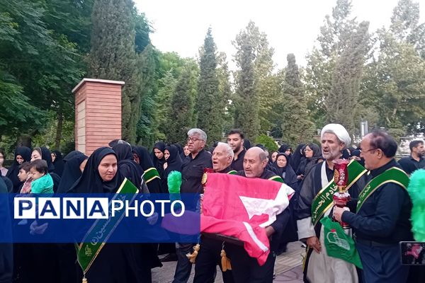 مراسم عزاداری حسینی با حضور خادمین و پرچم کربلا در بوستان فدک اصیل آباد 