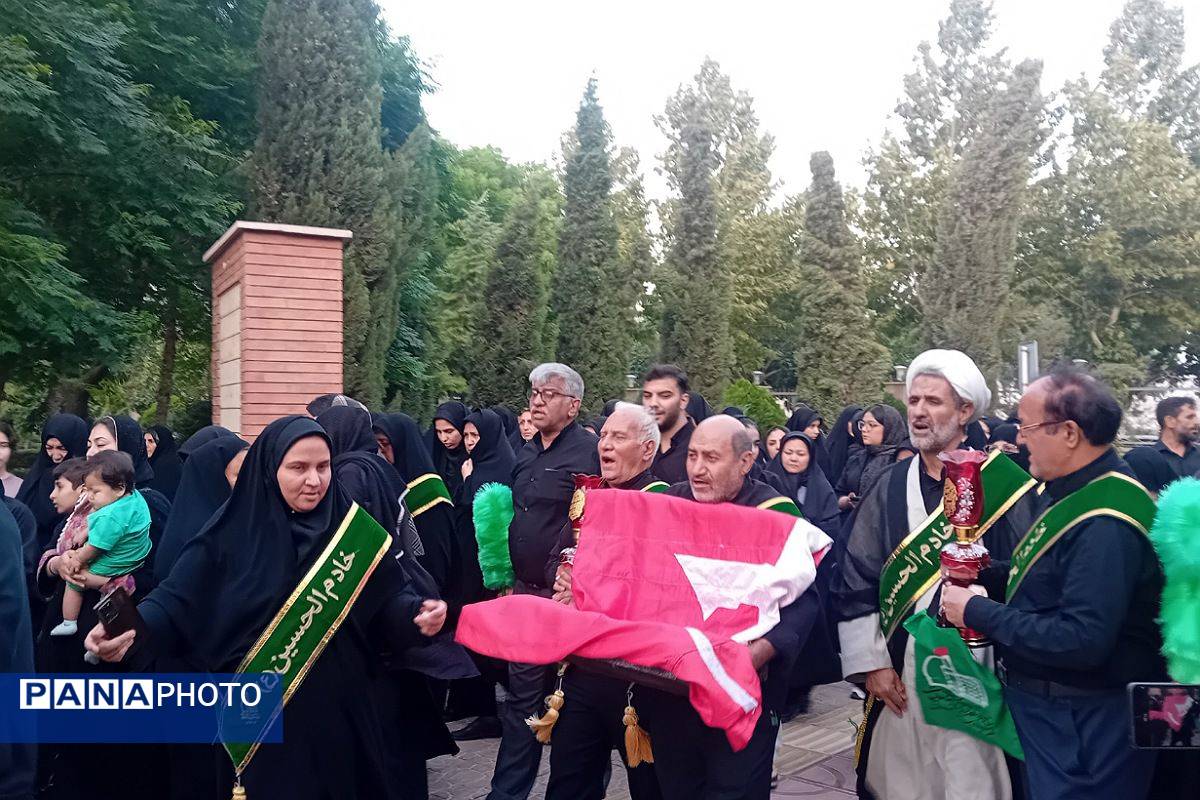 مراسم عزاداری حسینی با حضور خادمین و پرچم کربلا در بوستان فدک اصیل آباد