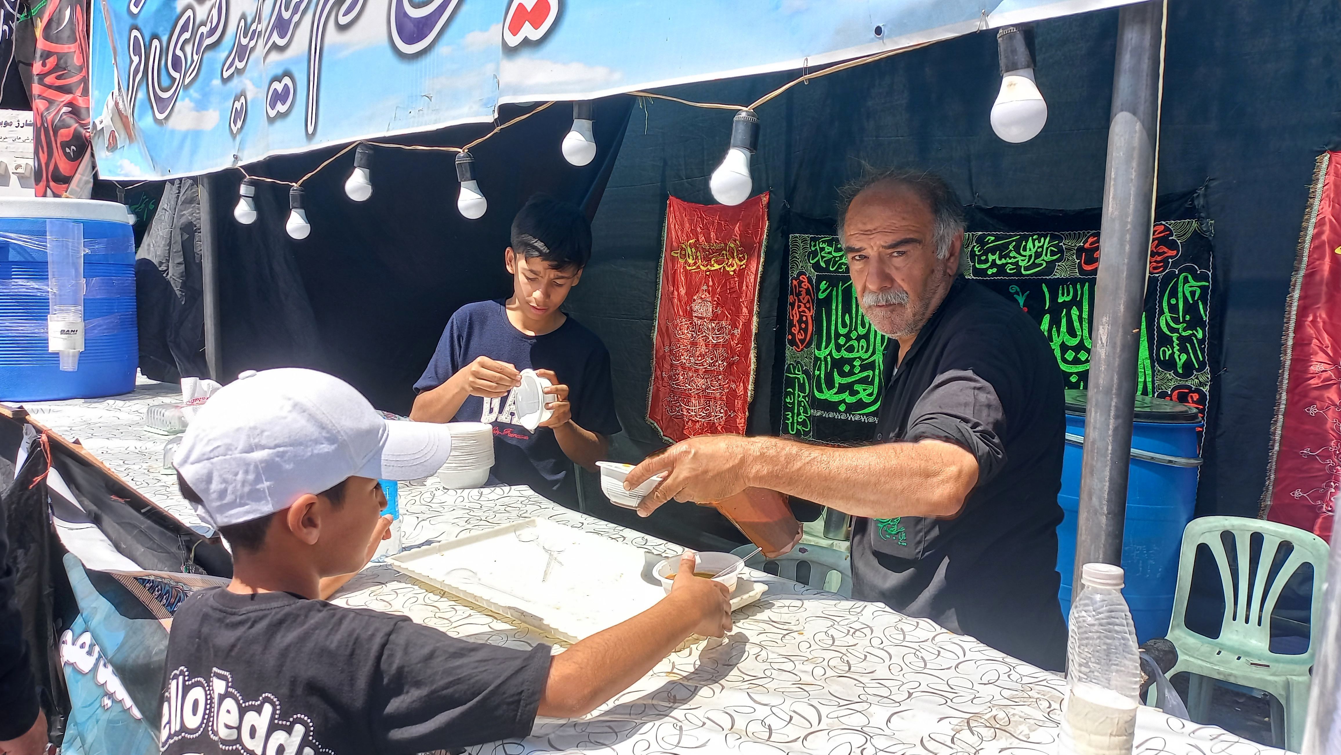 حضور زائران پیاده در جاده غدیر مشهد به نیشابور