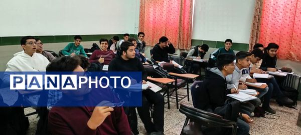 کلاس های تقویتی در دبیرستان نمونه آیت‌الله خامنه ای