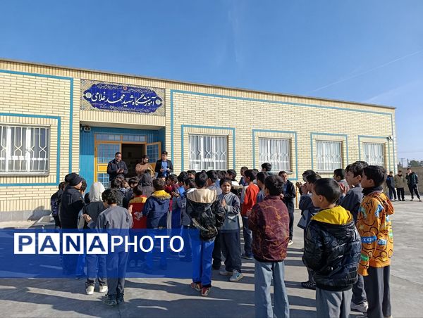 تجلیل از برگزیدگان مسابقات در مدرسه شهید غلامی خلیل آباد 