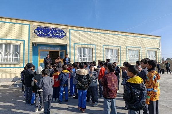 تجلیل از برگزیدگان مسابقات در مدرسه شهید غلامی خلیل آباد 