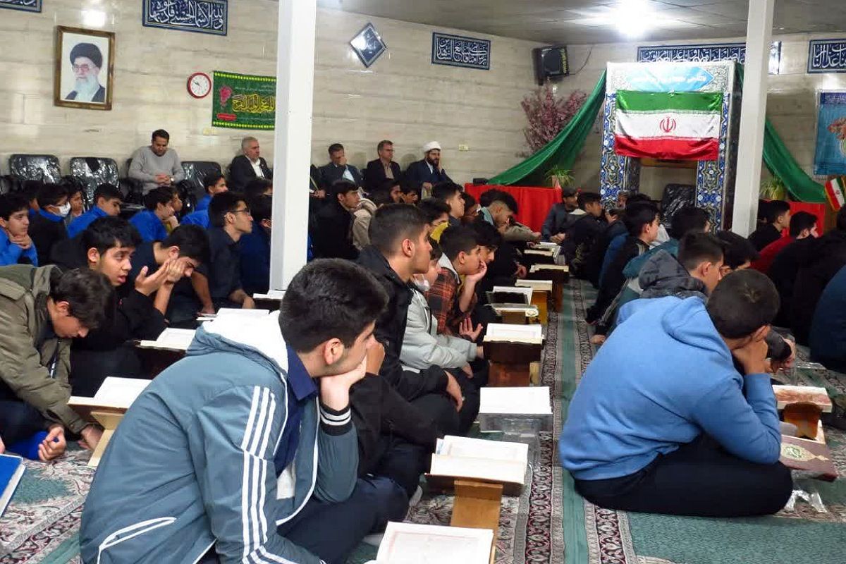 برگزاری محفل انس با قرآن کریم به میزبانی دبیرستان شاهد‌ شهید مسعود‌ درخشان 