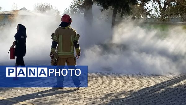 حضور جمعی از آتشنشانان در مدرسه شاهد شهید حمامی ناحیه شش مشهد