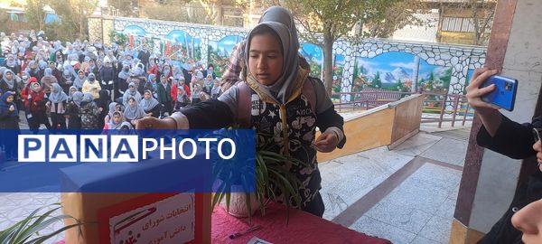 شور و نشاط دانش‌آموزان مدرسه حضرت معصومه (س) ناحیه 4 کرج در انتخابات شورای دانش‌آموزی