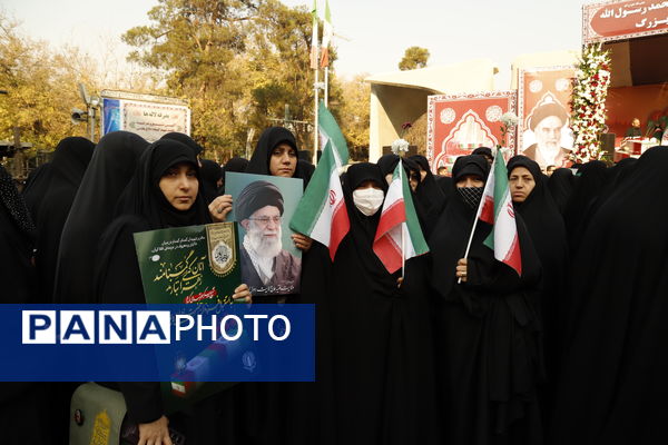 وداع باشکوه مردم با شهدای گمنام در قلب پایتخت