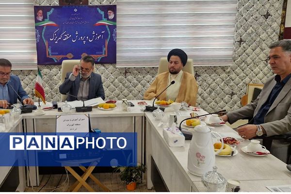 تقدیر از دانش‌آموز نخبه پژوهش‌سرای کاوش در شورای آموزش و پرورش کهریزک