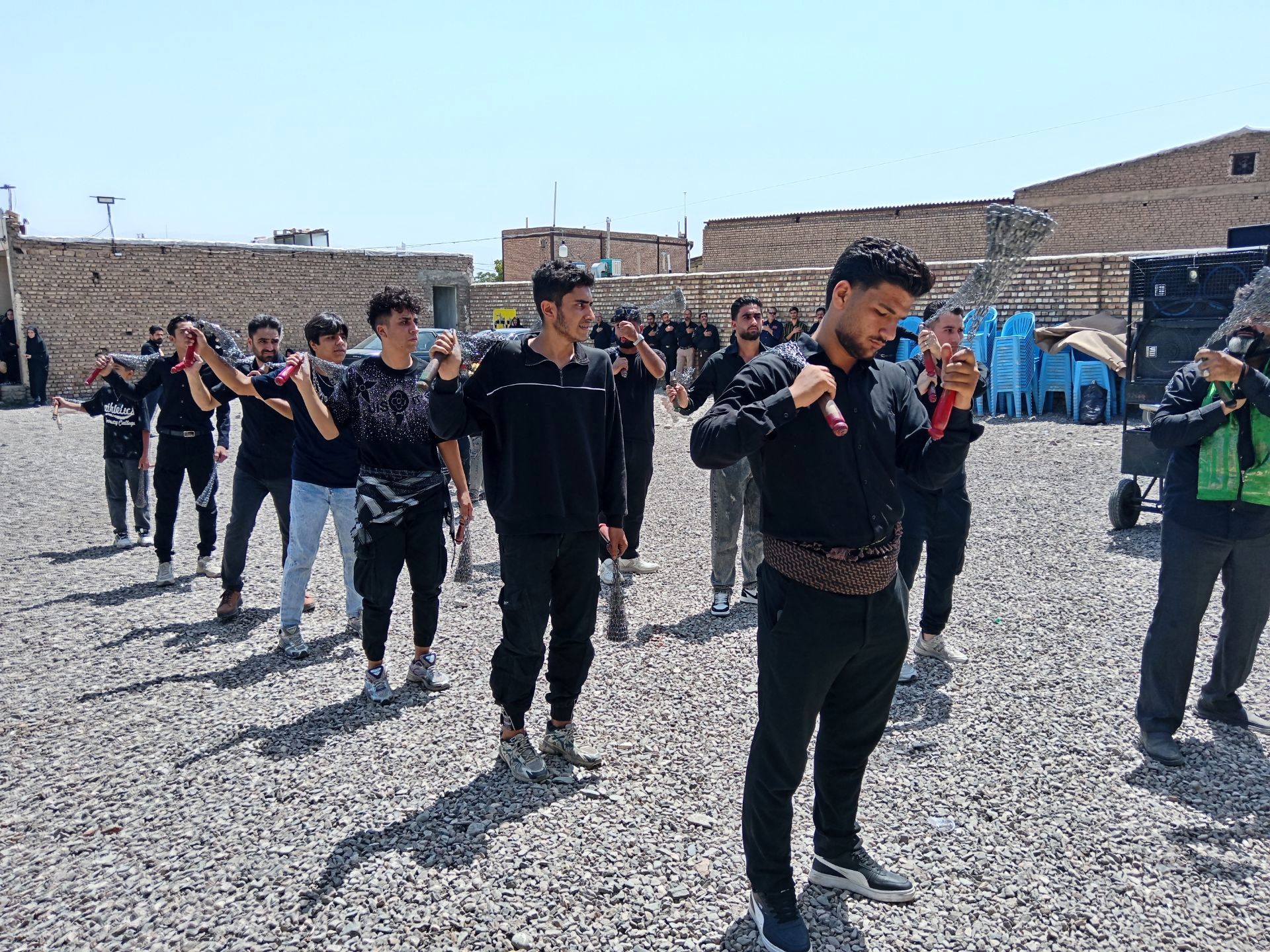 هیئت زنجیرزنی در روستای فیض آباد در صبح عاشورای حسینی 