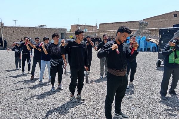 هیئت زنجیرزنی در روستای فیض آباد در صبح عاشورای حسینی 