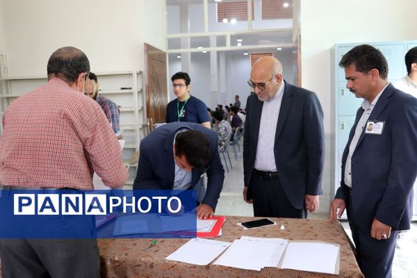 بازدید مدیرکل آموزش و پرورش از برگزاری امتحانات نهایی در یزد