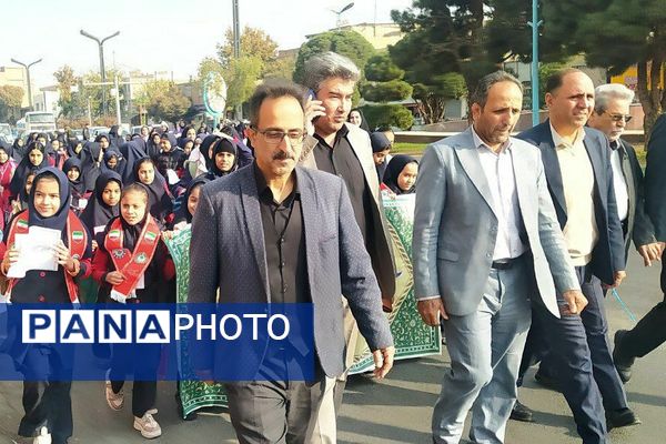طنین زنگ کتاب در آموزشگاه مهدیزاده؛ آغاز پیاده‌روی فرهنگی تا کتابخانه ۱۵ خرداد پیشوا
