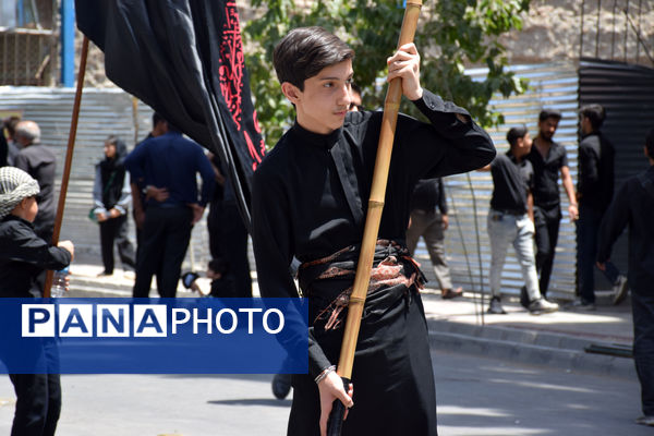 طنین صدای یا حسین(ع) با عَلَم کشی درعاشورای ۱۴۴۷