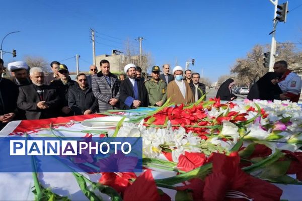 گلباران تمثال مبارک حضرت امام خمینی (ره) در سالروز ورود تاریخی و آغاز دهه فجر انقلاب اسلامی ایران 