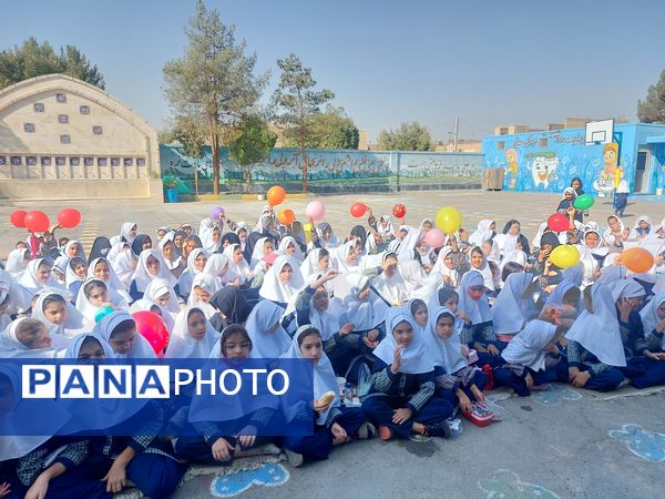 از نمایش تا نقاشی همگانی؛ روزی پر از شادی در دبستان سوم شعبان ناحیه یک یزد