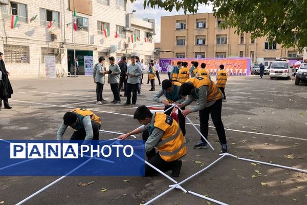 حضور دانش‌آموزان و مسئولان ناحیه 2 شهرری در بیست و ششمین مانور سراسری زلزله 