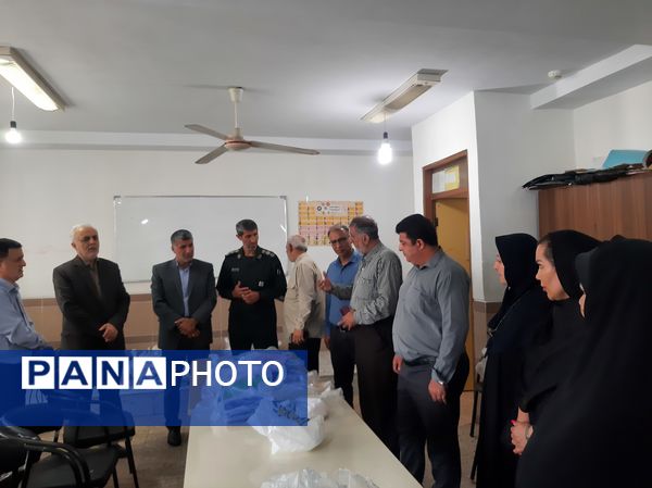 توزیع ۲۶۰ بسته حمایتی بین دانش‌آموزان نیازمند شهرستان عباس‌آباد