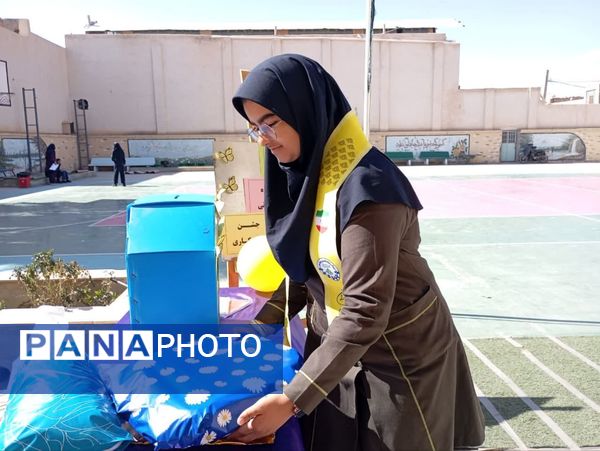 برگزاری بهار همدلی شکوه مهربانی جشن نیکوکاری در دبیرستان عفت