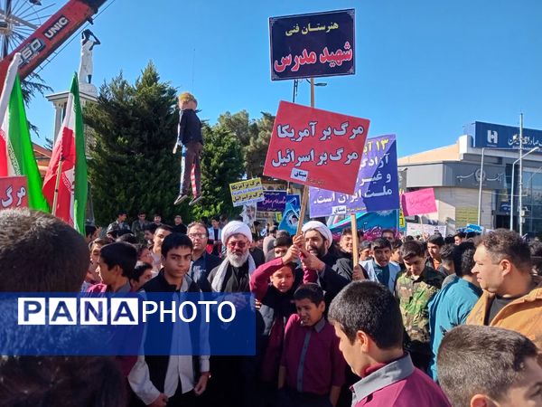 حضور پرشور نوجوانان و خانواده‌ها در سیزده آبان تجدید پیمان با انقلاب