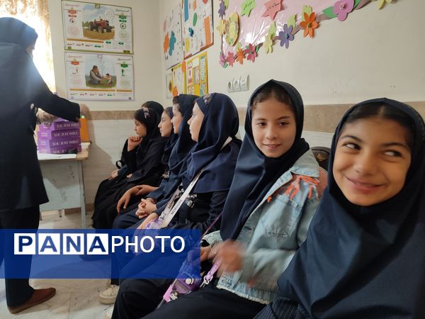 اجرای طرح سلامت دهان و دندان و فلوراید تراپی در مدرسه مریم بهارستان دو 