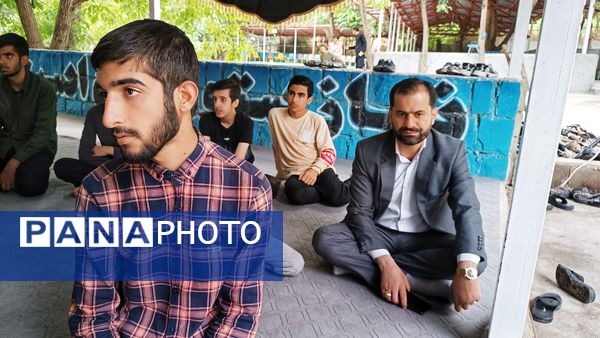 اقامه نماز دانش‌آموزی با حضور ۱۲۰ دانش‌آموز پسر در اردوگاه شهید بهشتی یاسوج