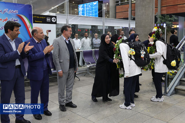 بازگشت طلایی‌پوشان بلندقامت دانش‌آموز ایران با کاپ قهرمانی