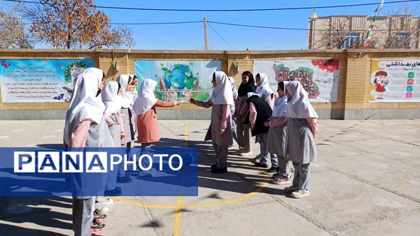 بازی‌های بومی محلی در دبستان دخترانه شاهد نرگس جاجرم