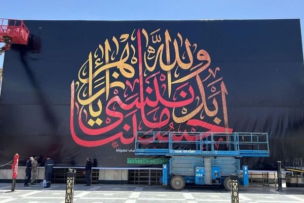 نصب اثر استاد مجید جدیدی هنرمند استان‌ مرکزی در صحن حضرت زهرا (س) نجف اشرف  