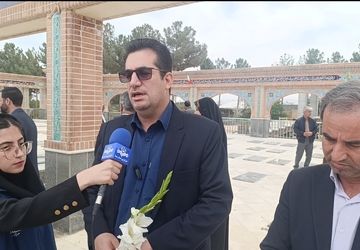 حضور مدیر کل آموزش و پرورش استان در آیین گل افشانی مزار شهدا 