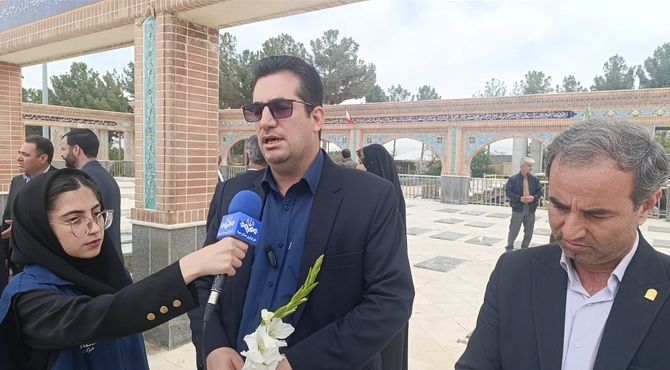 حضور مدیر کل آموزش و پرورش استان در آیین گل افشانی مزار شهدا 