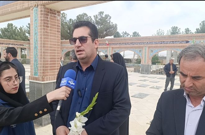حضور مدیر کل آموزش و پرورش استان در آیین گل افشانی مزار شهدا 