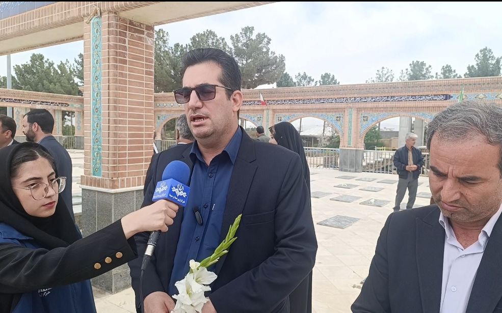 حضور مدیر کل آموزش و پرورش استان در آیین گل افشانی مزار شهدا 