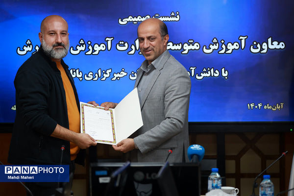 نشست صمیمی معاون آموزش متوسطه وزارت آموزش و پرورش با دانش‌آموز خبرنگاران خبرگزاری پانا