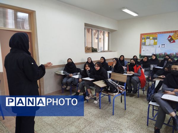 برگزاری کلاس آموزشی با محوریت هویت یابی در دبیرستان دخترانه نور اردبیل
