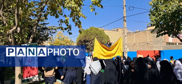 مشت هایی از نماد استواری و شجاعت 