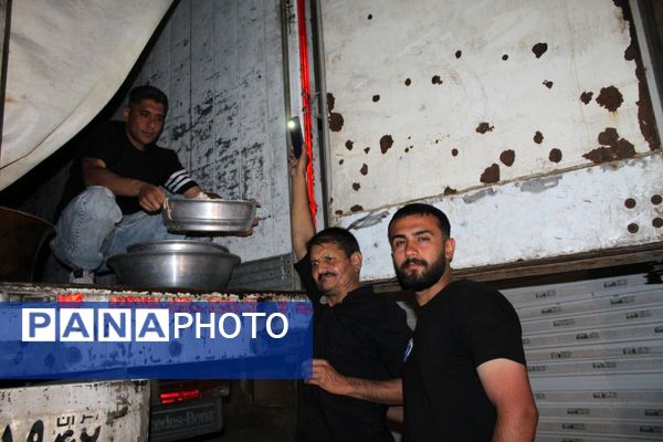 آماده‌سازی هلیم عاشورا در روستای اسحاق آباد نیشابور 