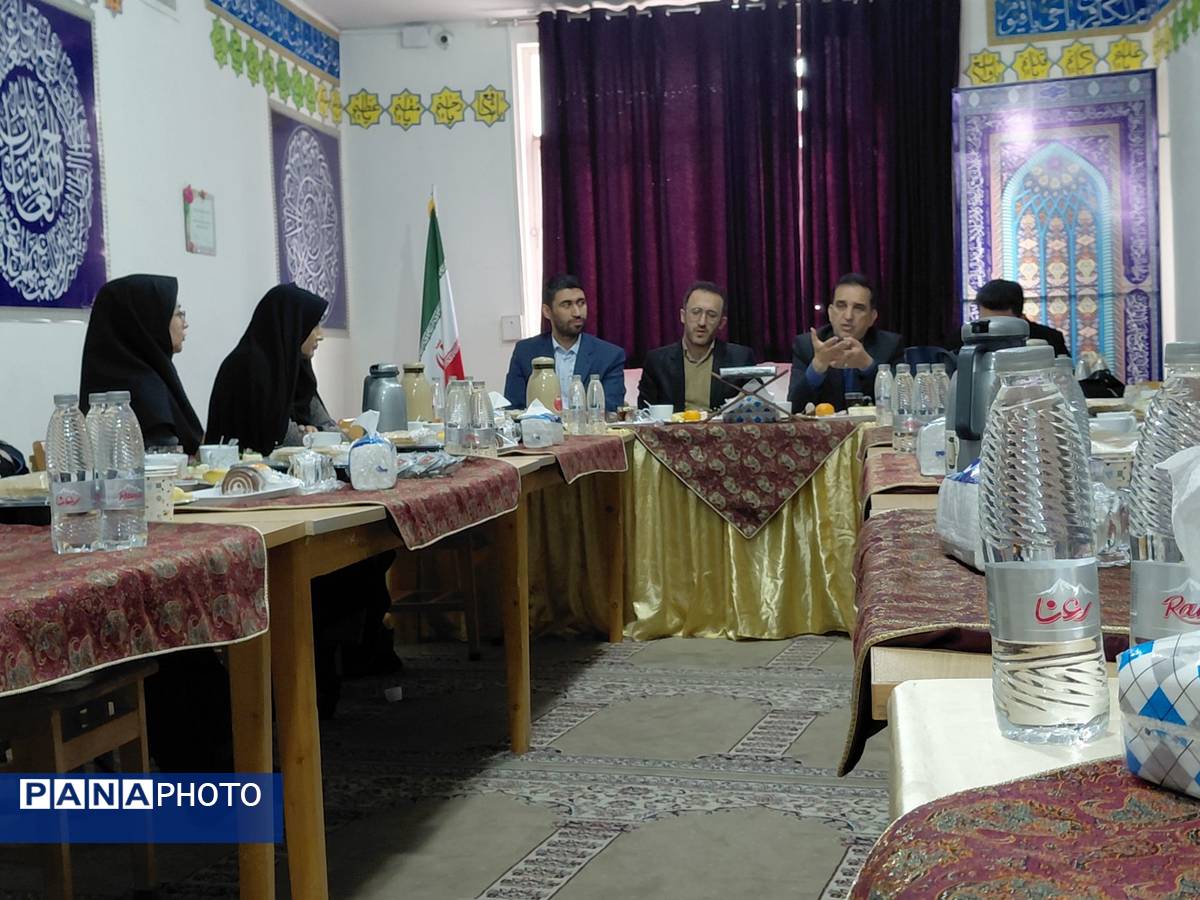 جلسه  مدیران متوسطه اول مدارس در دبیرستان شهرآرا دو