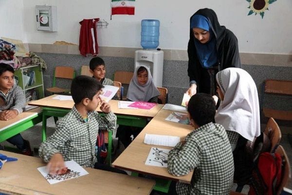 معلم خلاق به چالش‌های موجود در نظام آموزشی با ابتکار و خلاقیت پاسخ می‌دهد