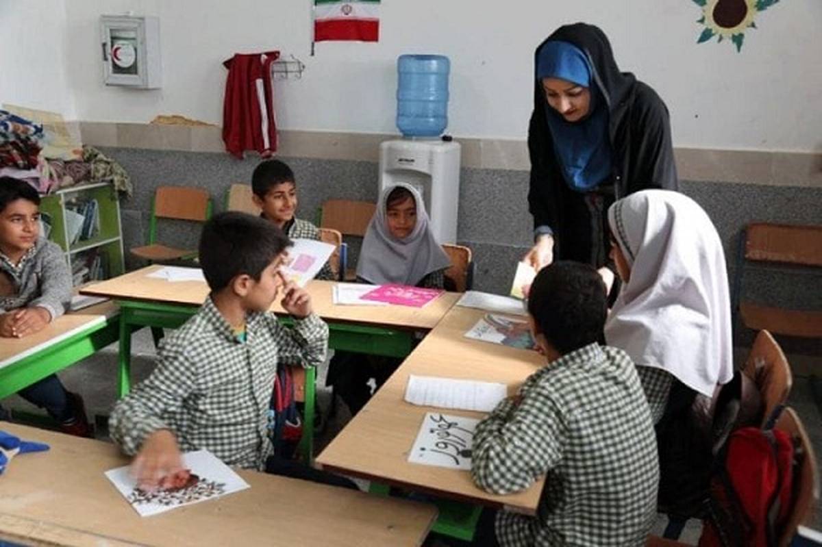 معلم خلاق به چالشهای موجود در نظام آموزشی با ابتکار و خلاقیت پاسخ میدهد